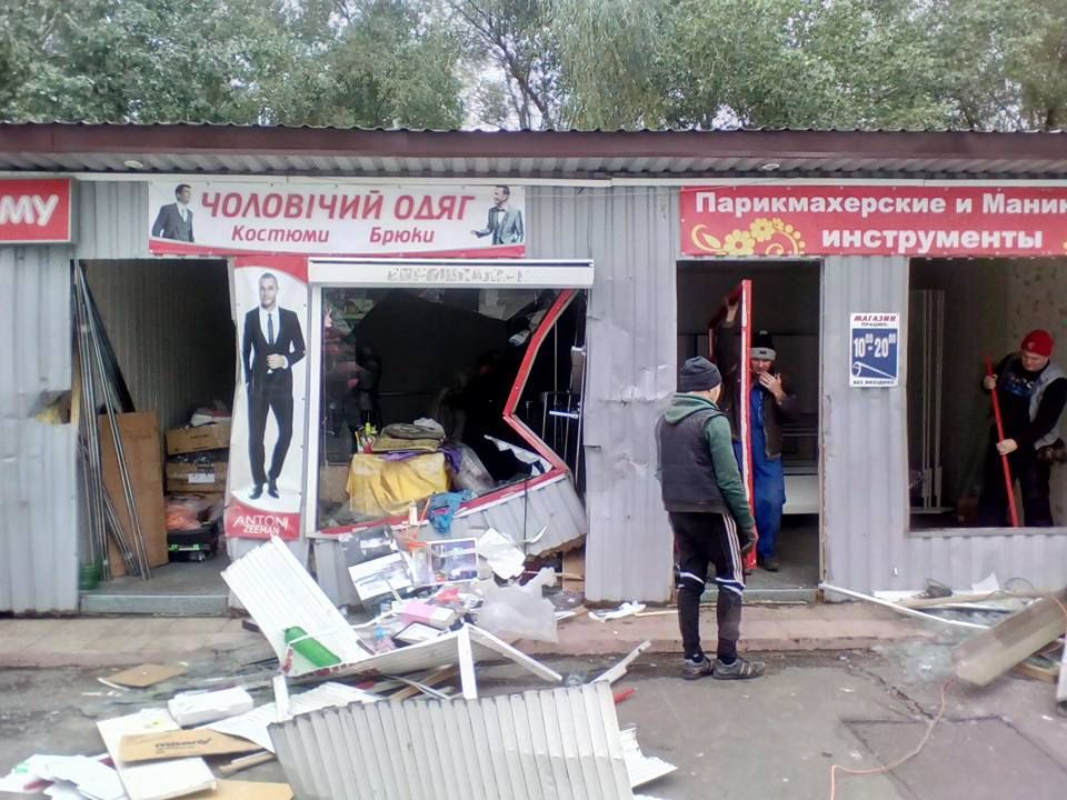 У Києві вщент розгромили понад 30 кіосків: фотофакт