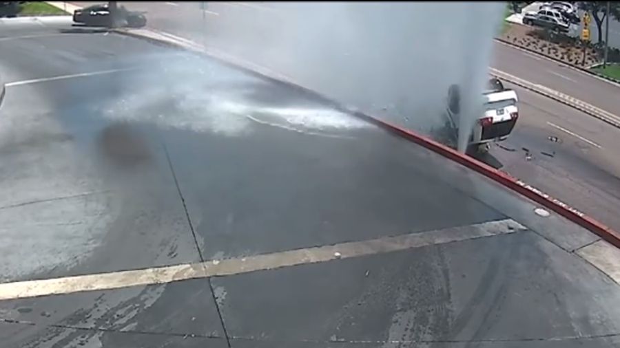 Водій показав майстер-клас, як не треба виїжджати з мийки: курйозне відео