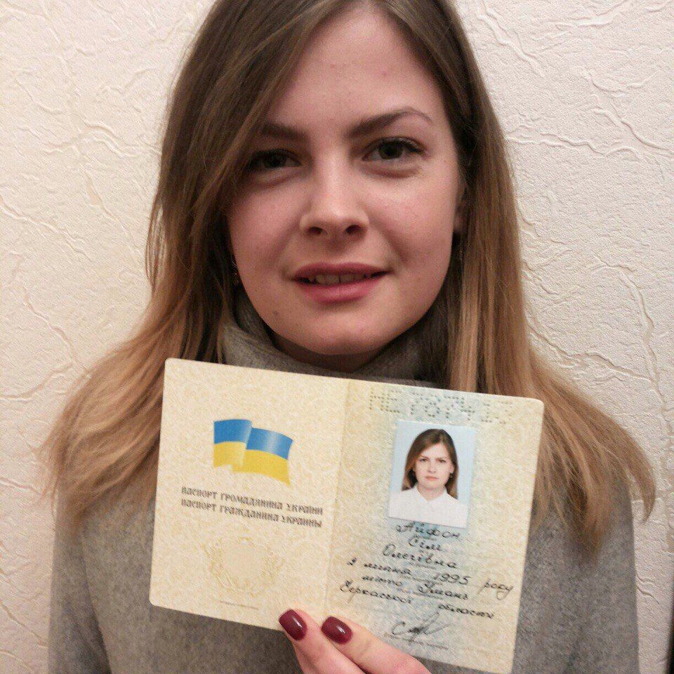 Єдина українка змінила ім'я Айфон Сім заради "халявного" смартфону