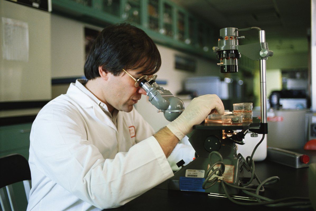 Вченим вдалося отримати спирт із повітря