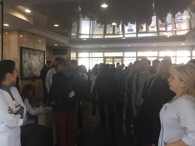 У Дніпрі люди стоять в черзі, щоб здати кров для поранених бійців - фото 109859