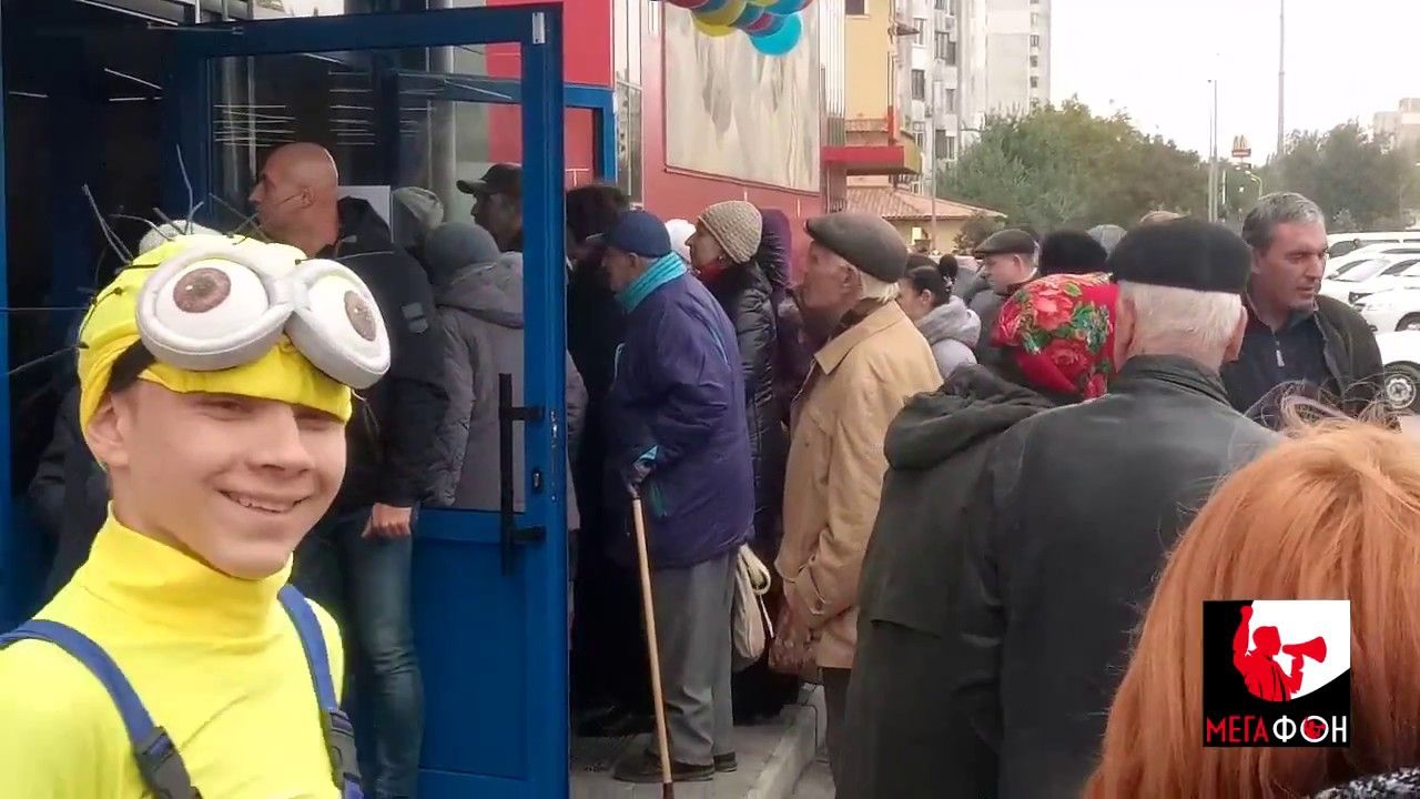 У магазині роздавали продуктові набори - фото 1