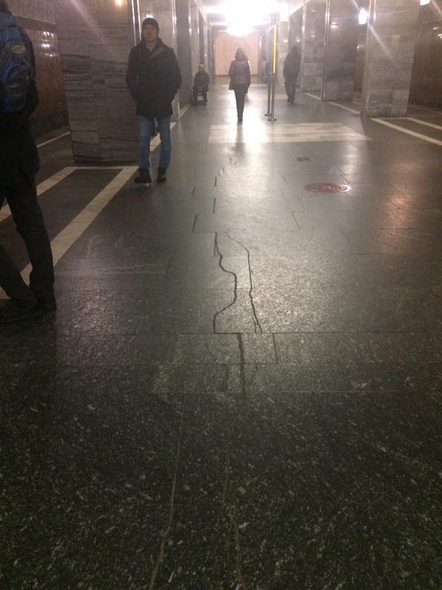 Ще одна станція метро в Киві тріщить по швах - фото 113772