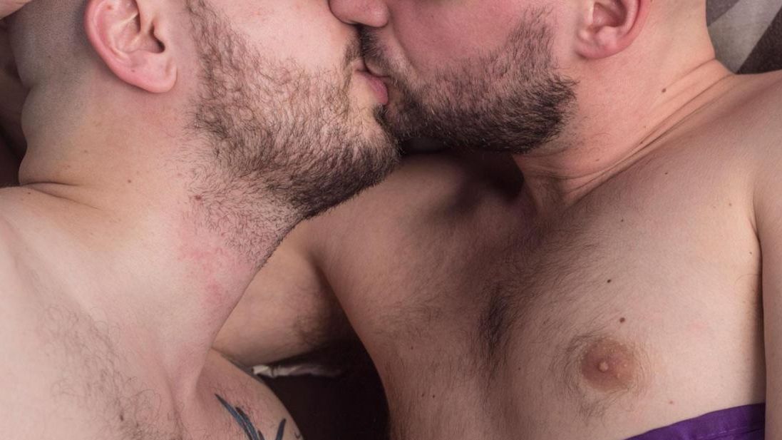 Шокуюча кількість чоловіків дивиться гей-порно