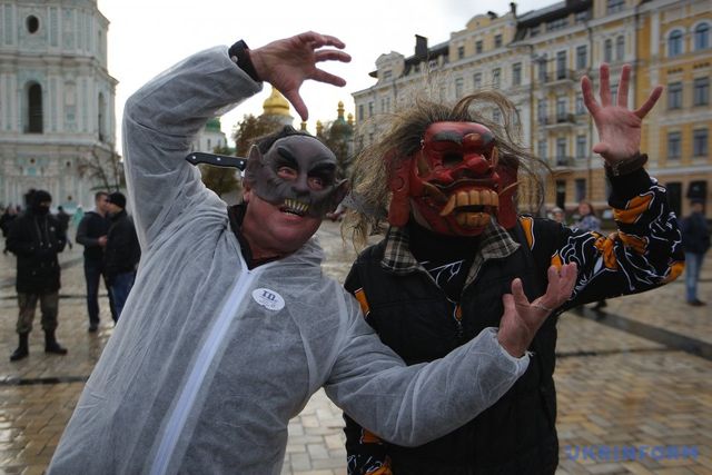 Київ заполонили страшні зомбі - фото 114676