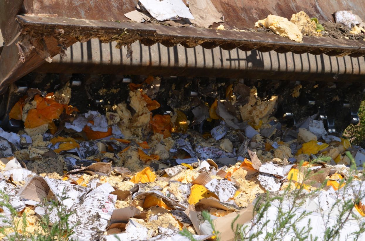 У Криму розчавили тонни продуктів з Європи