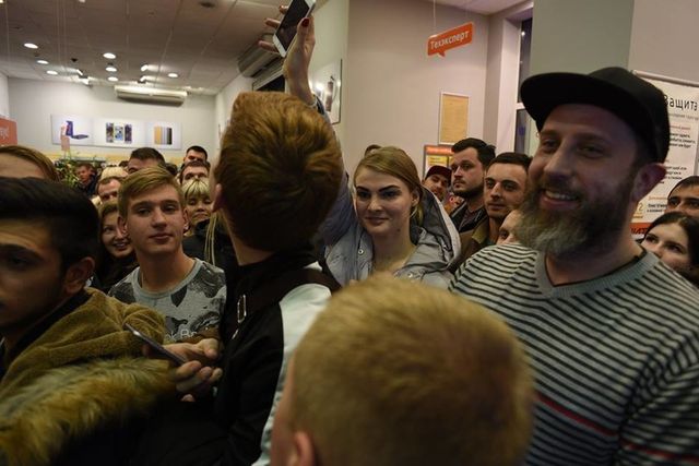 В Україні шалені черги за новим iPhone 7 - фото 111971