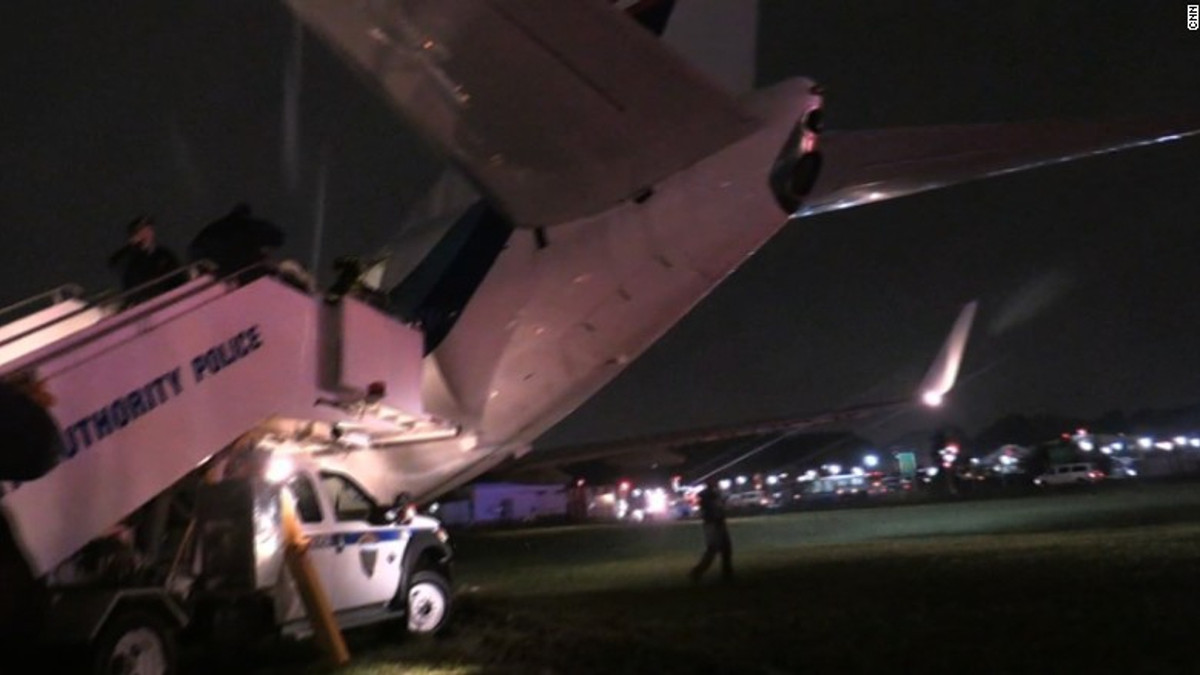 Літак Трампа пошкодив аеропорт у Нью-Йорку - фото 1