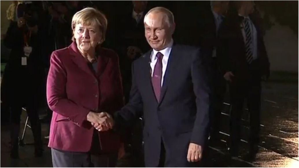 У мережі висміяли карликового Путіна на зустрічі  