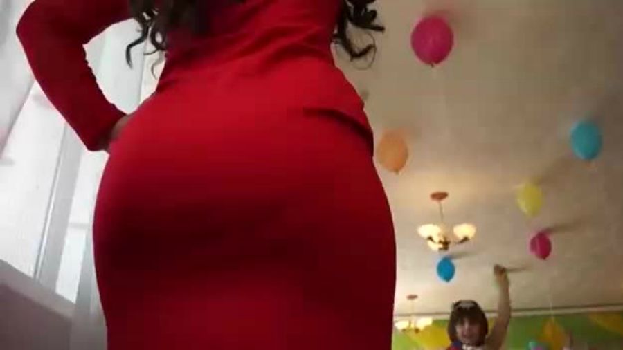 "Дбайливий" татусь зняв танок виховательки замість дітей