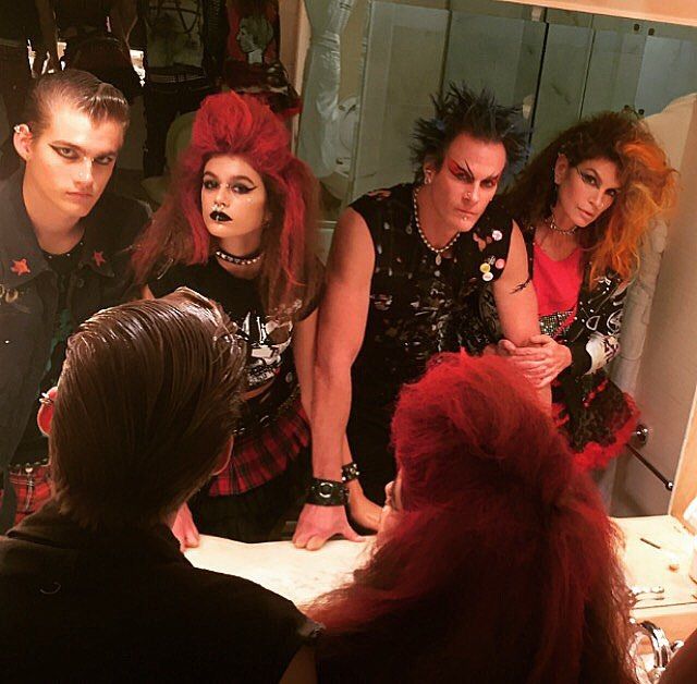 Легендарна супермодель вразила виглядом своєї сім'ї на Хелловін - фото 1