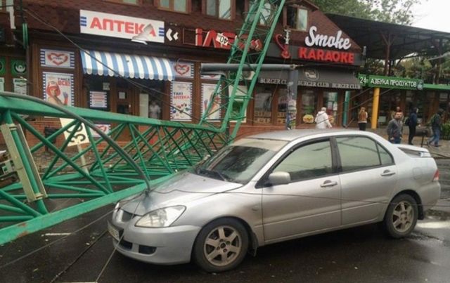 Моторошний шторм в Одесі: вітер повалив дерева і будівельні крани - фото 109827