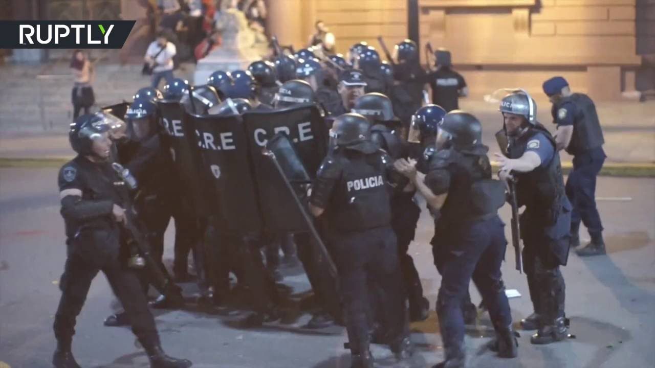 В Аргентині копи жорстоко розігнали жіночий протест