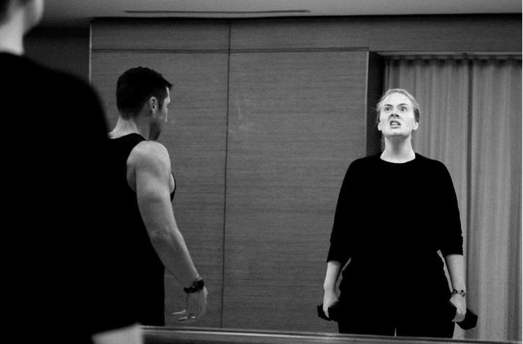 Адель показала власні кумедні фото зі спортзалу