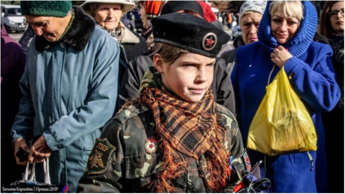 Мережу розсмішив "агент СБУ" на похороні Мотороли: фотофакт