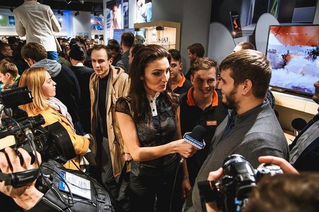 В Україні шалені черги за новим iPhone 7 - фото 111975