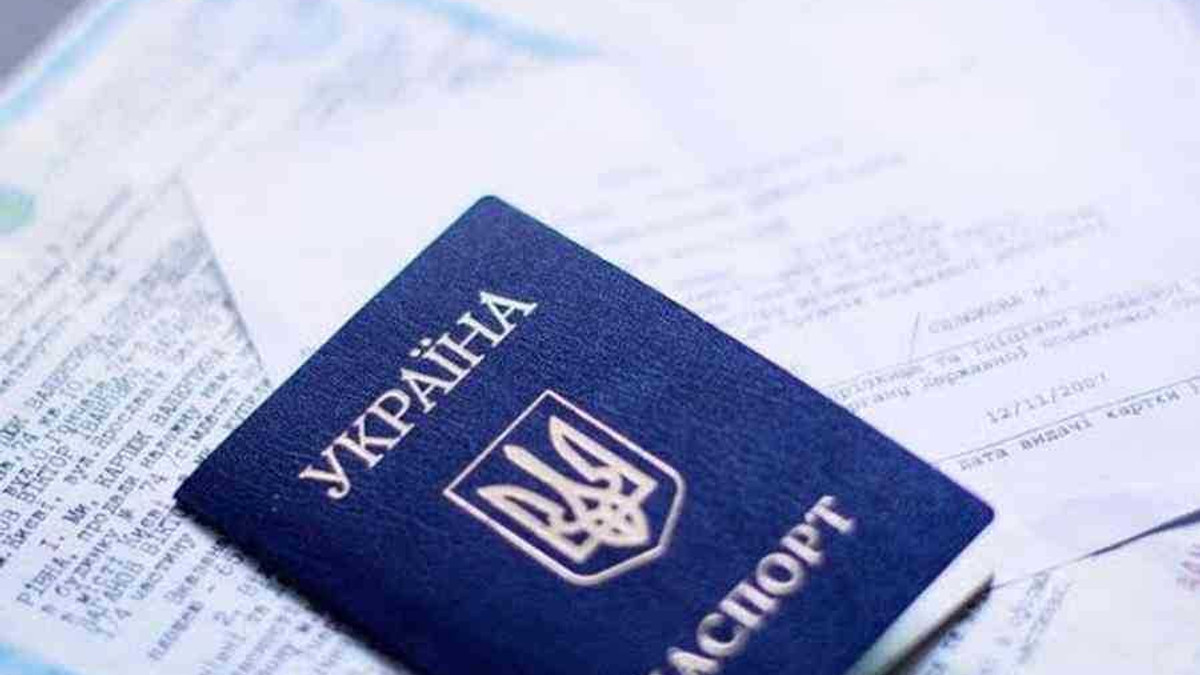 Скільки кримчан мають український паспорт - фото 1