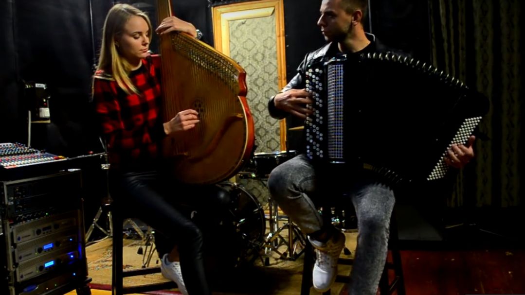 Пісню "Воїни світла" виконали на бандурі та баяні