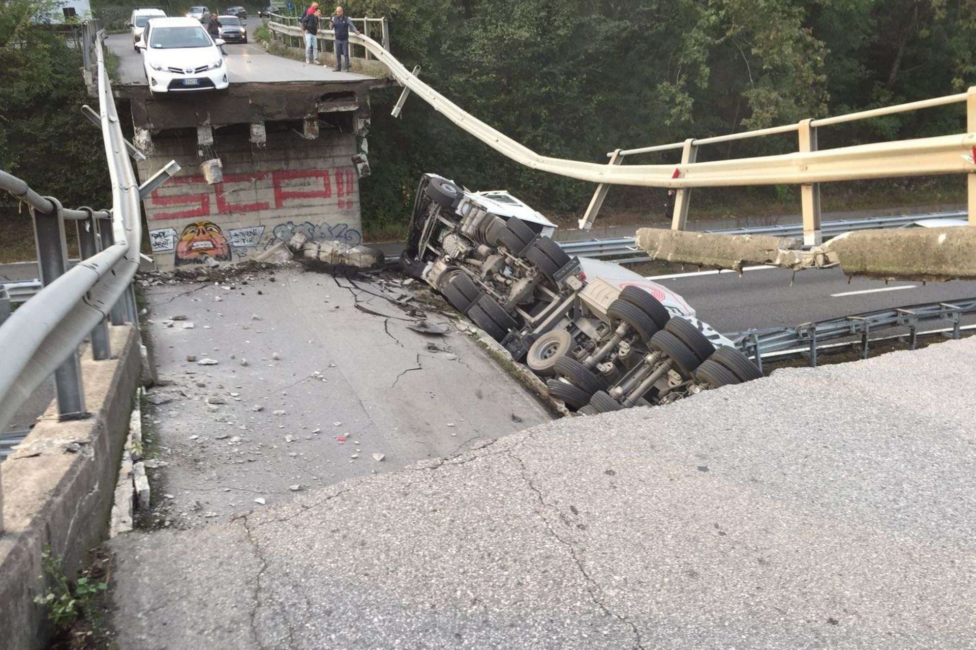 В Італії обвалився міст: моторошне відео