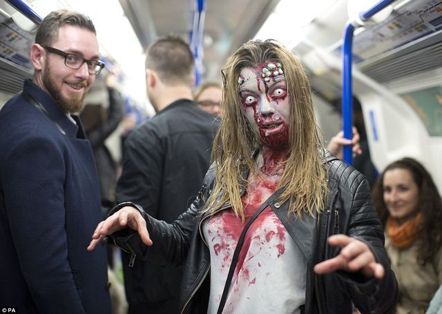 Тисячі ходячих мерців бродили у Лондоні
 - фото 109579