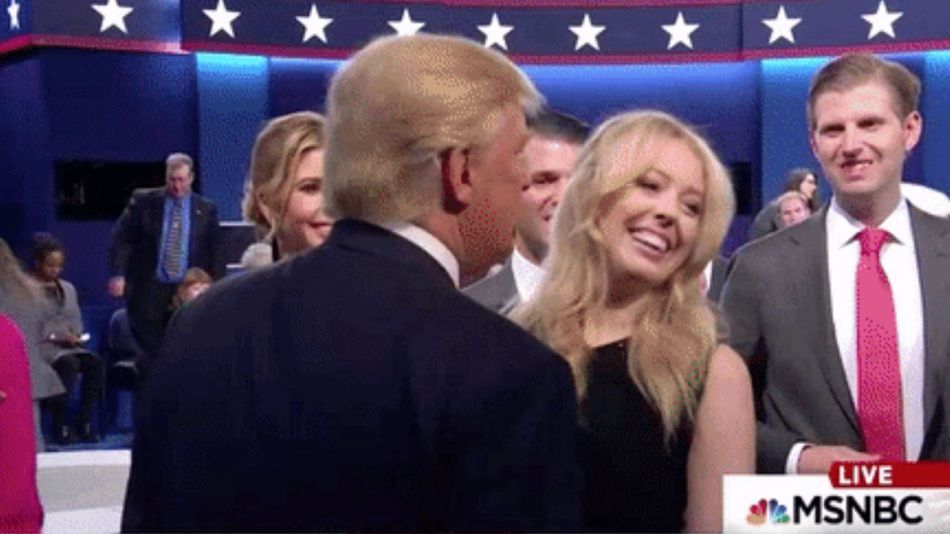 Донька Трампа ухилилася від батьківських обіймів