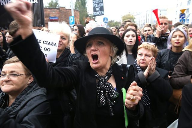 У Польщі жінки страйкують проти заборони абортів - фото 107596