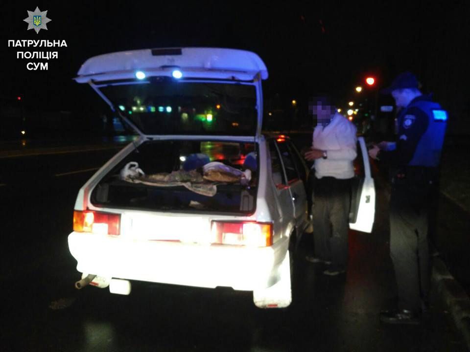 У Сумах п'яний водій вирішив поїсти на дорозі - фото 1