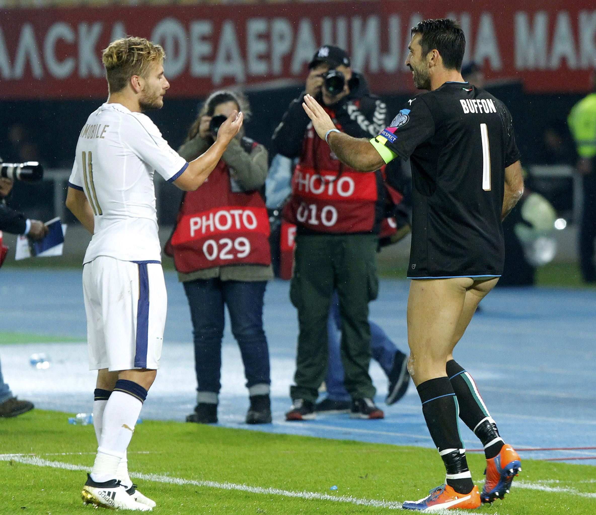 Легендарний воротар вийшов на поле в самих трусах