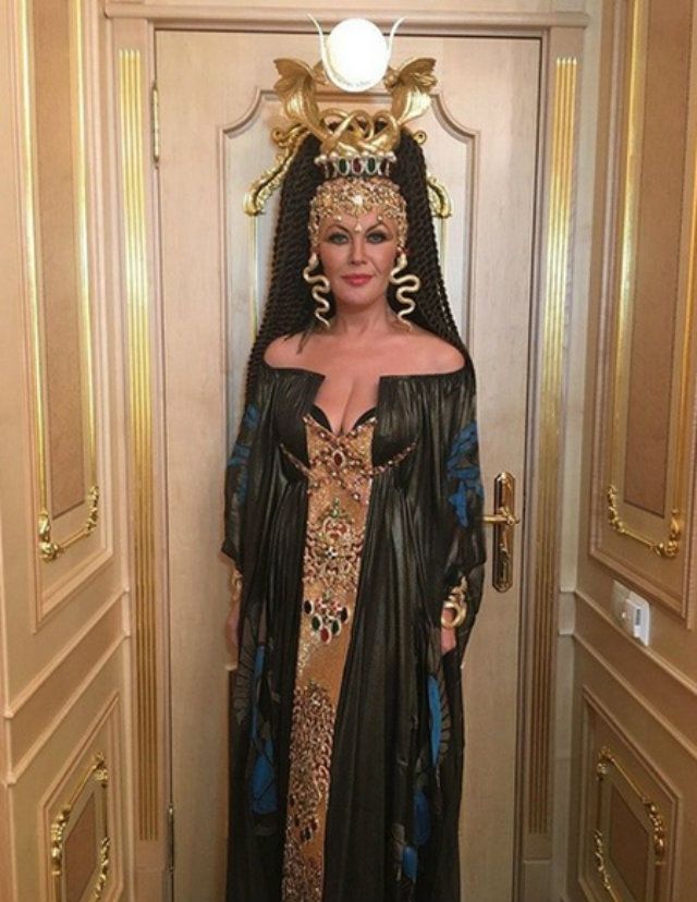 Іронія дня: Образ Путіна з'явився на сукні
 - фото 109192