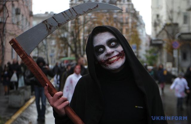 Київ заполонили страшні зомбі - фото 114677