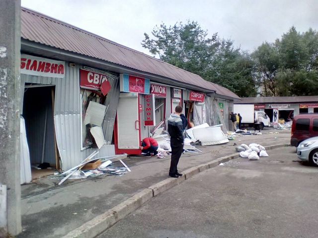 У Києві розгромили понад 30 кіосків: фотофакт 
 - фото 109595