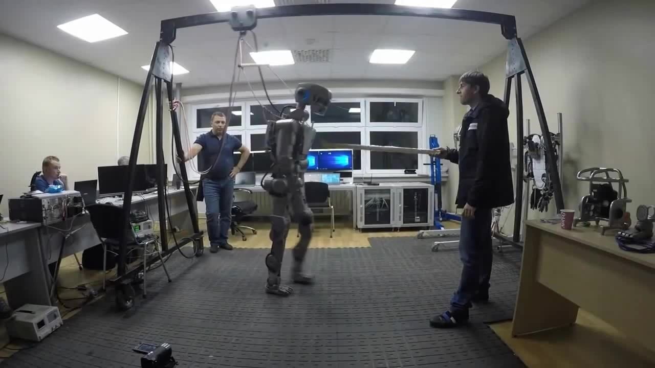 Росіяни показали власного космічного андроїда, який віджимається