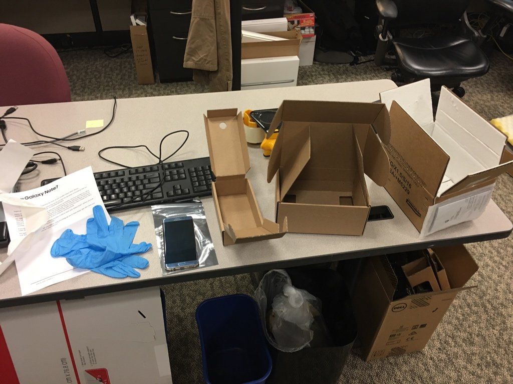 Samsung надсилає власникам їх телефонів вогнетривкі коробки і рукавички