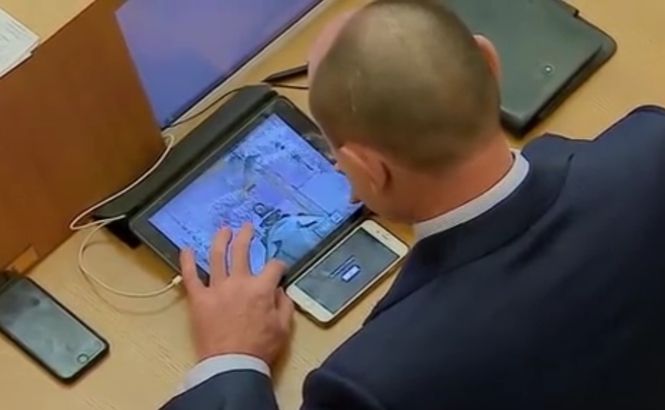 Російський депутат під час сесії грав одразу на двох гаджетах