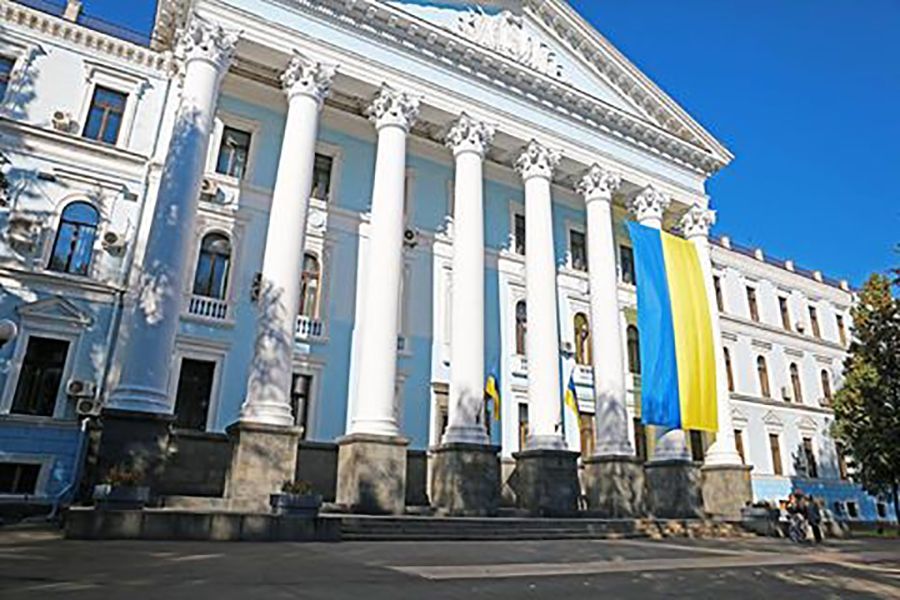 Фасад будівлі Міноборони прикрасив 11-метровий прапор України