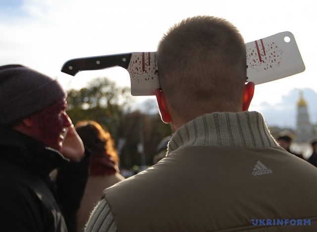 Київ заполонили страшні зомбі - фото 114672
