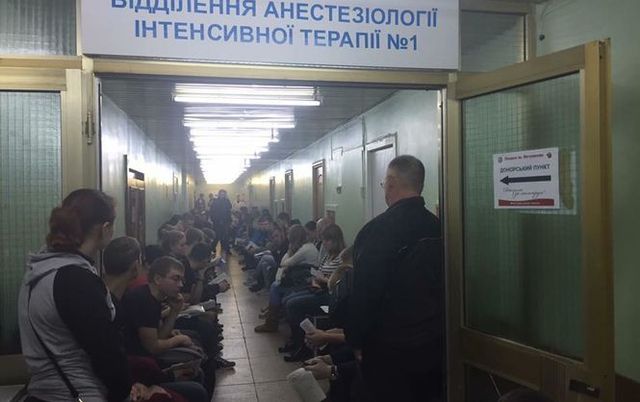 У Дніпрі люди стоять в черзі, щоб здати кров для поранених бійців - фото 109861