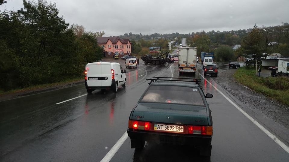 Маршрутка зіткнулася з лісовозом на Прикарпатті: опубліковано відео