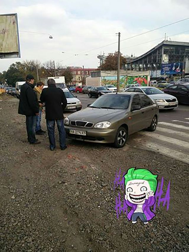 У Києві з’явився Робін Гуд, який спускає шини нечемним водіям - фото 111849