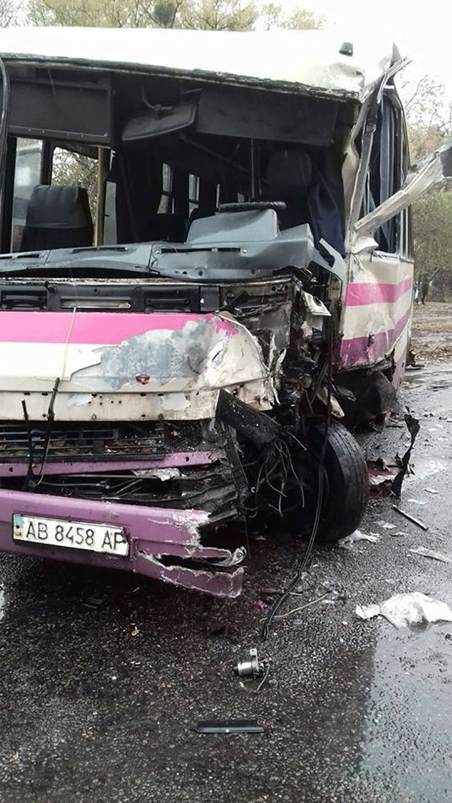 На Вінничині сталася страшна ДТП з рейсовим автобусом - фото 113372