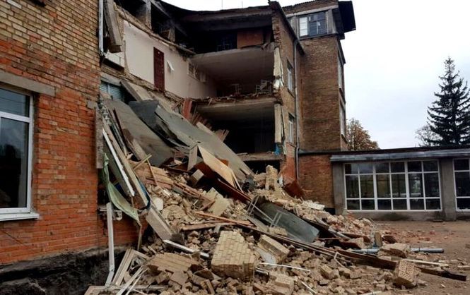 У школі під Києвом обвалилася стіна: відео з місця події