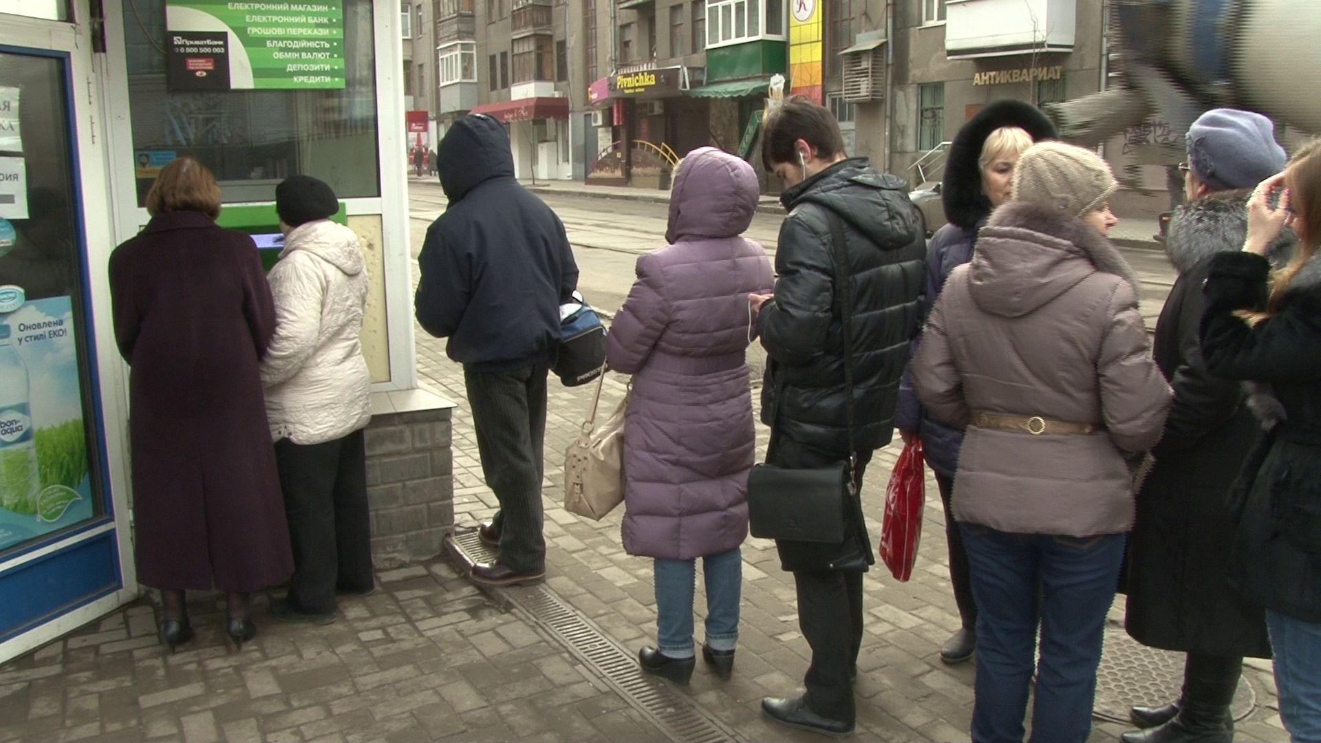 Банки готують додаткові комісії для власників карток