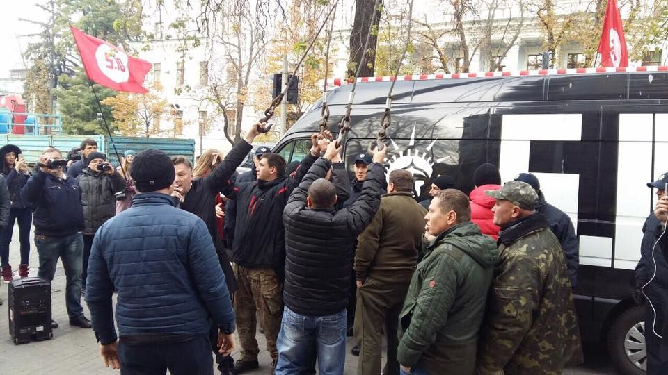 Власники кіосків побили жінку-комунальника у Києві