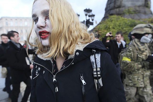 Київ заполонили страшні зомбі - фото 114679