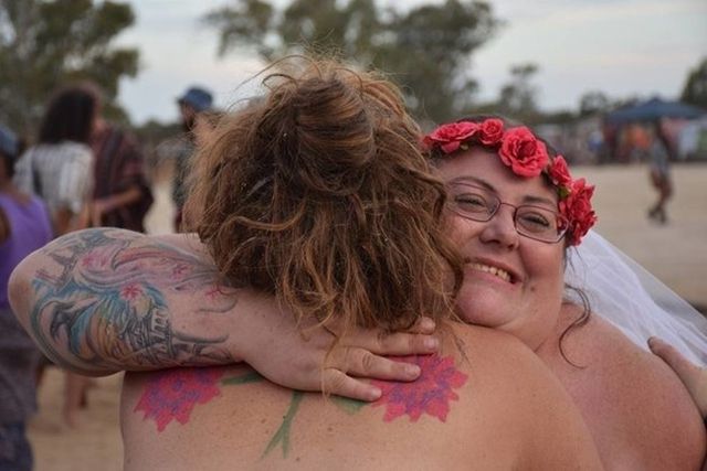 Австралійська наречена вийшла заміж без сукні (фото 18+)