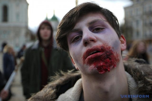 Київ заполонили страшні зомбі - фото 114678