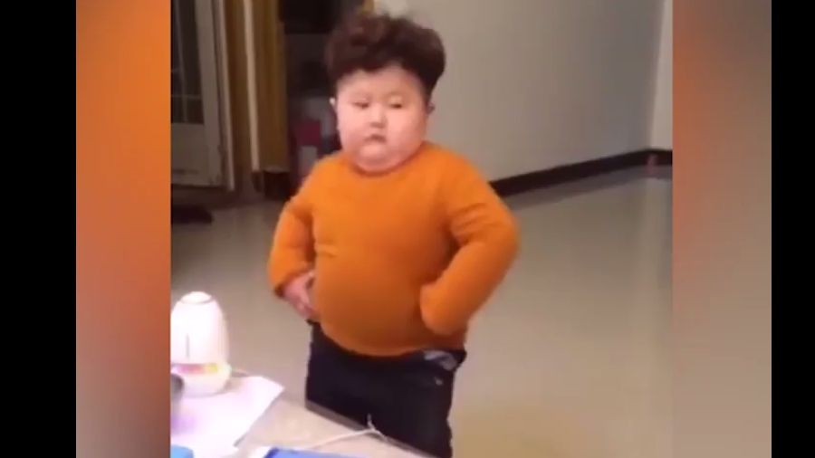 Маленький "Кім Чен Ин" розсмішив мережу кумедними танцями