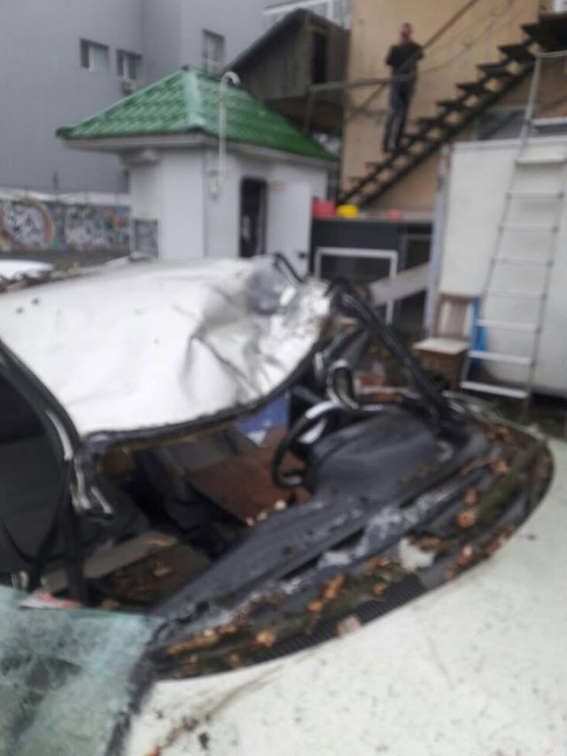 Моторошний шторм в Одесі: вітер повалив дерева і будівельні крани - фото 109818