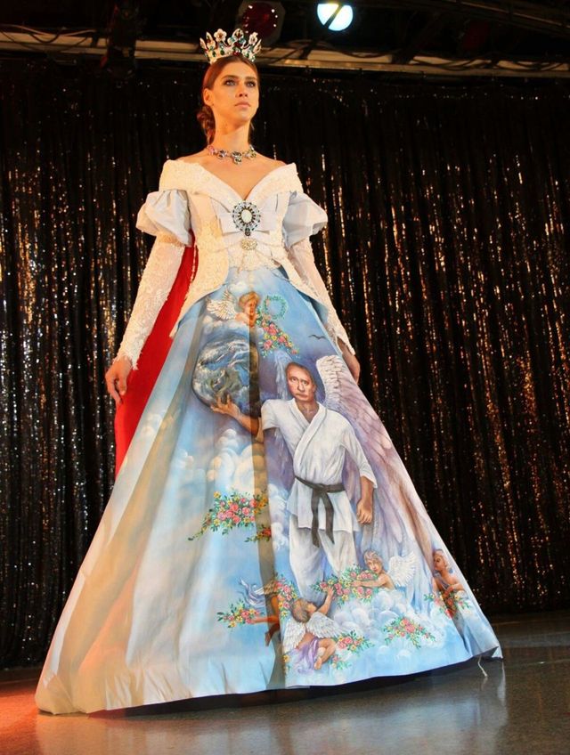 В мережі насміхаються над божевільною сукнею з Путіним - фото 109091