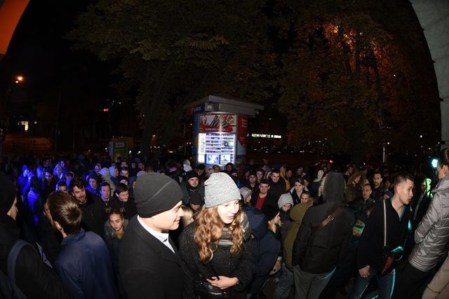 В Україні шалені черги за новим iPhone 7 - фото 111972